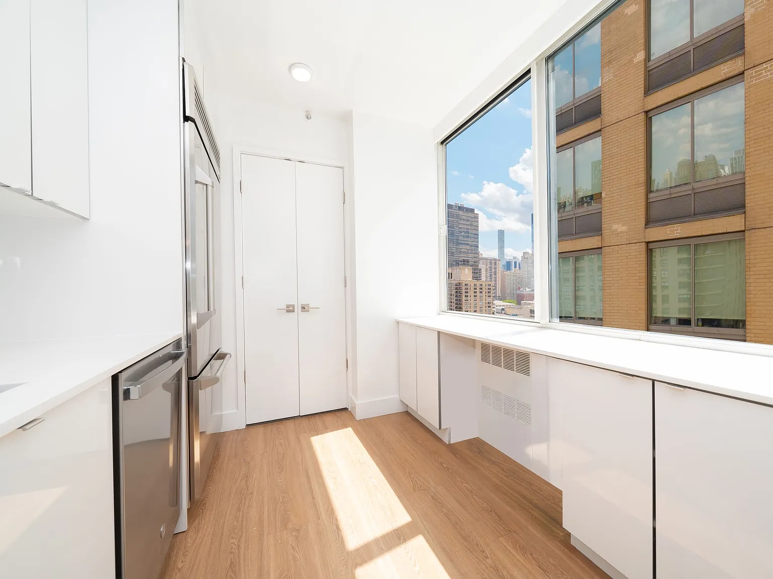 160 Riverside Boulevard — Photo 4