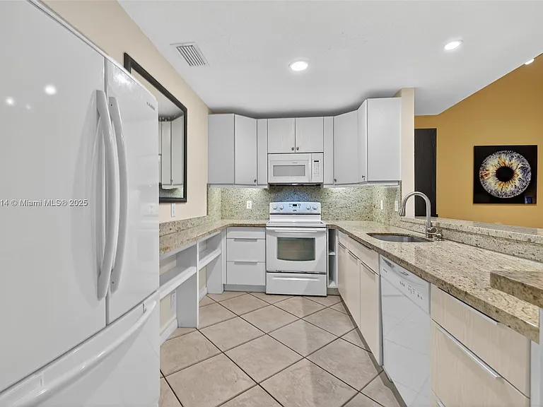 616 Woodgate Ln — Photo 3