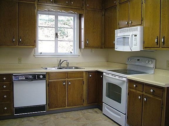 5th image of 1033 Englewood Ave