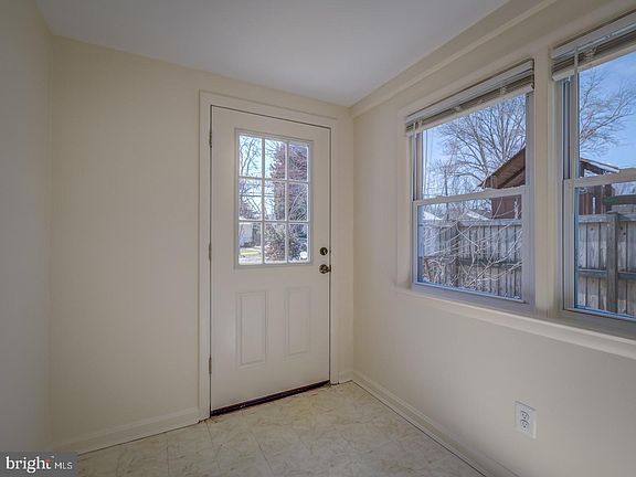 3rd image of 1402 Lewis Ave