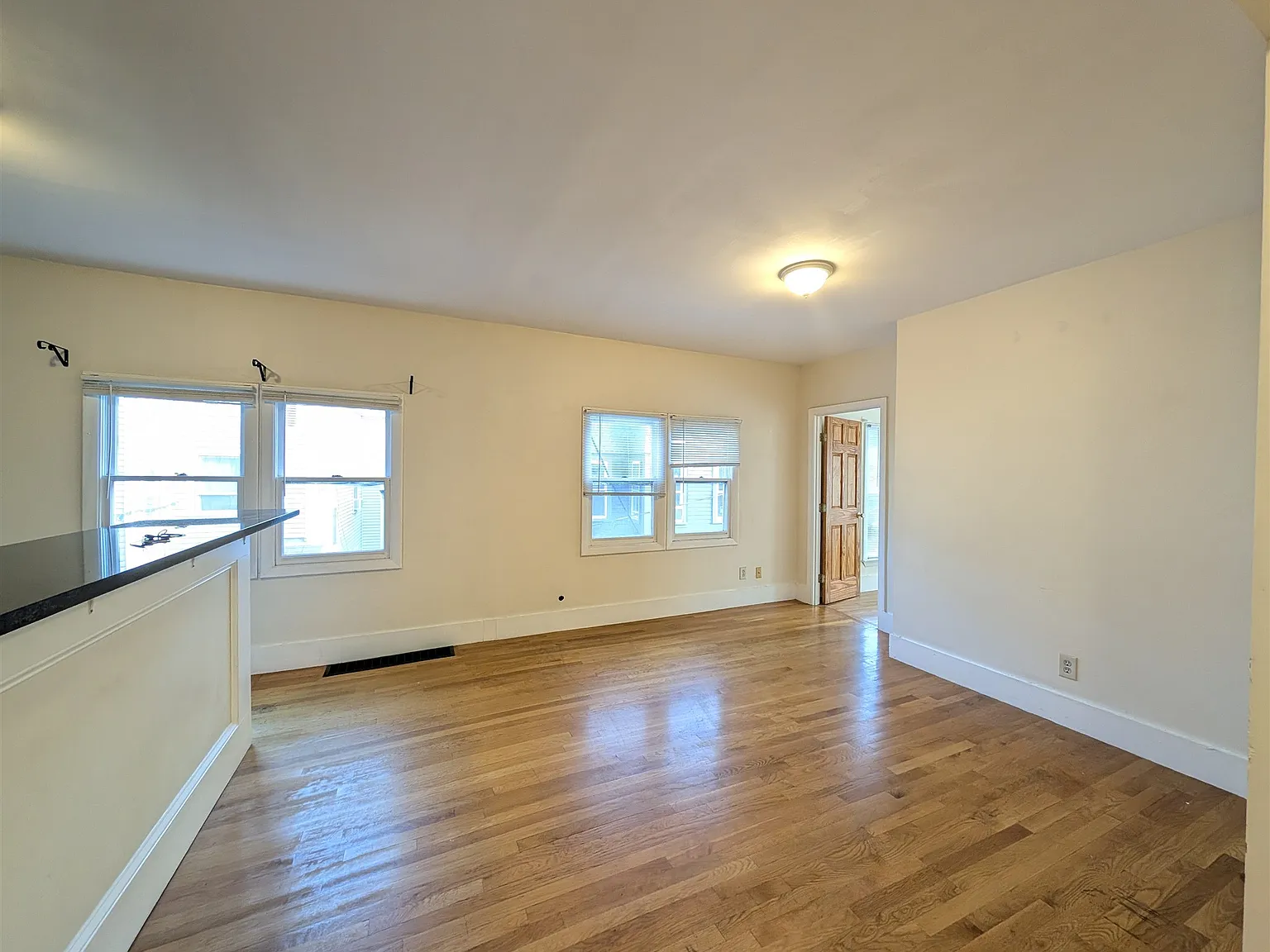 3 bed, 1100 sqft, $3,200 — Photo 2