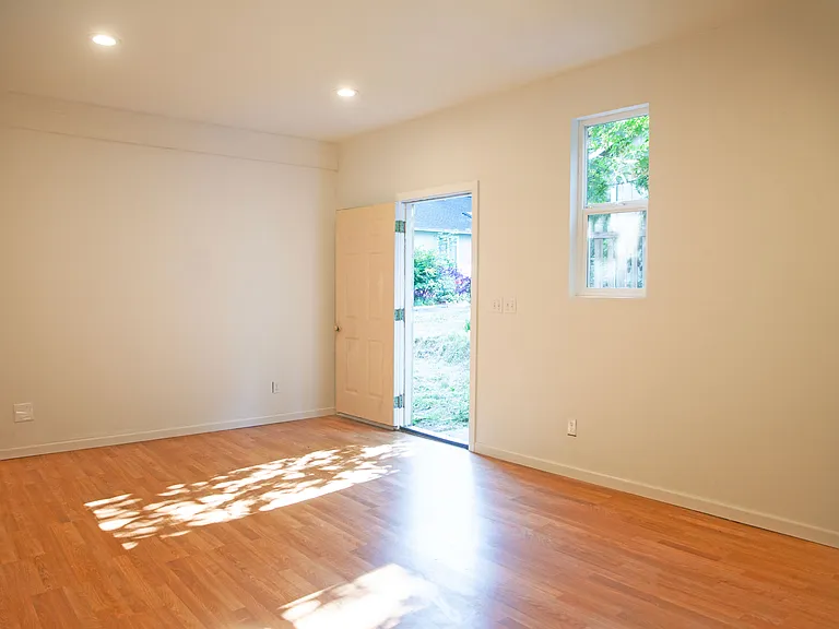6530 NE Center St — Photo 13