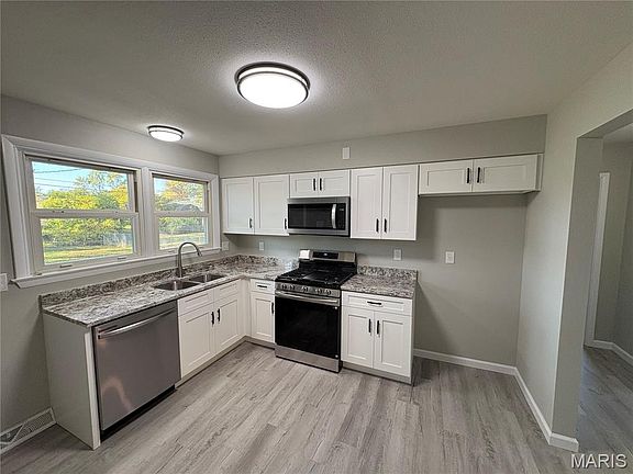 4th image of 40 Sally Dr