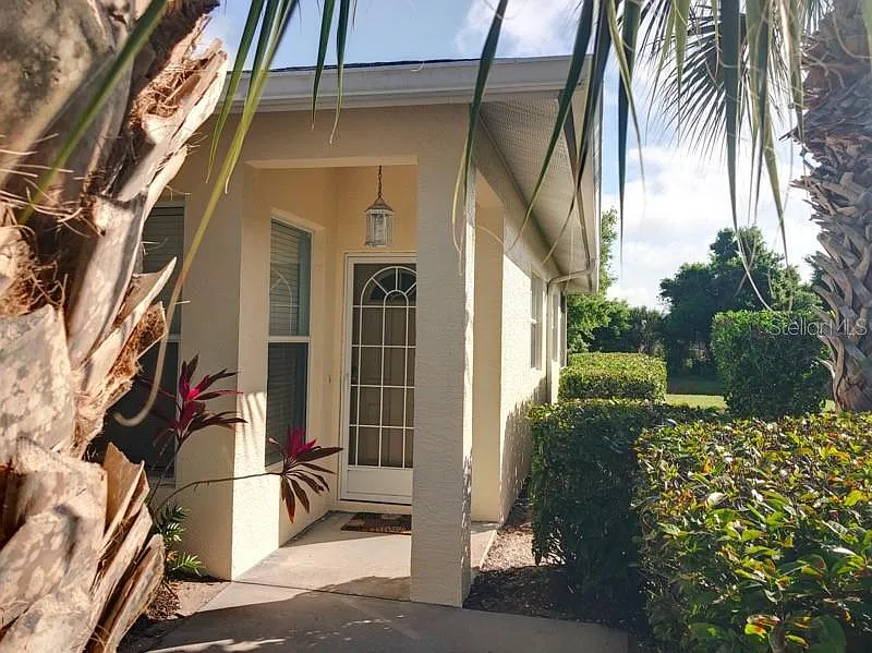3 bed, 2.0 bath, 1385 sqft, $3,900 — Photo 2