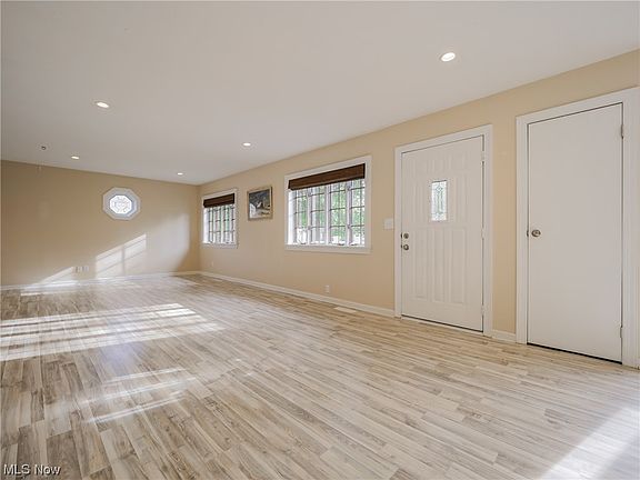 5th image of 490 Laurel Dr