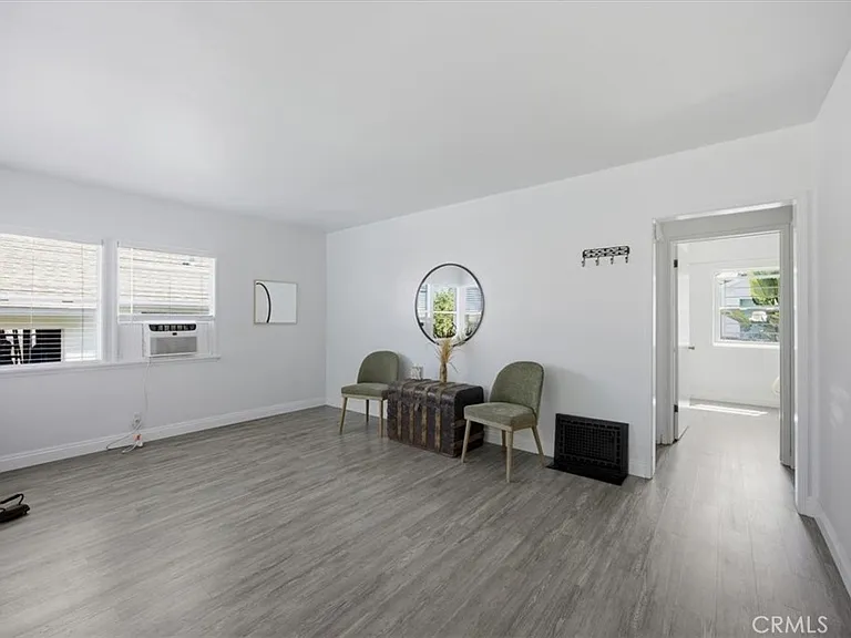 422 S Juanita Ave — Photo 3