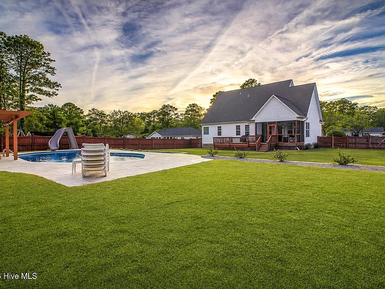 305 Holly Ln — Photo 8