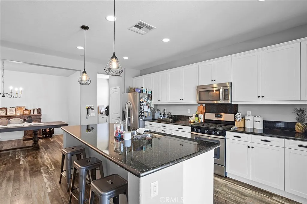 3 bed, 1945 sqft, $3,750 — Photo 4