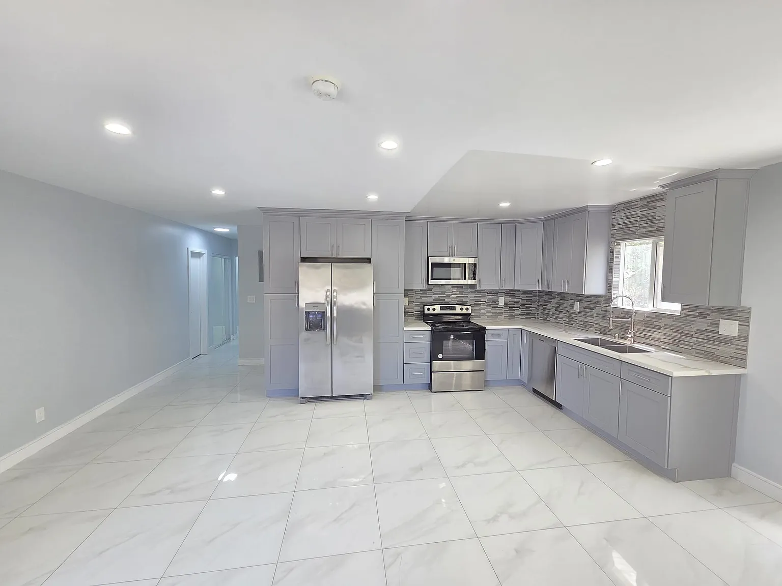 200 S Occidental — Photo 1