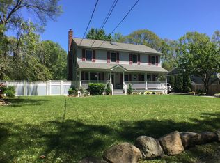 15 Cross Rd, Ridge, NY 11961