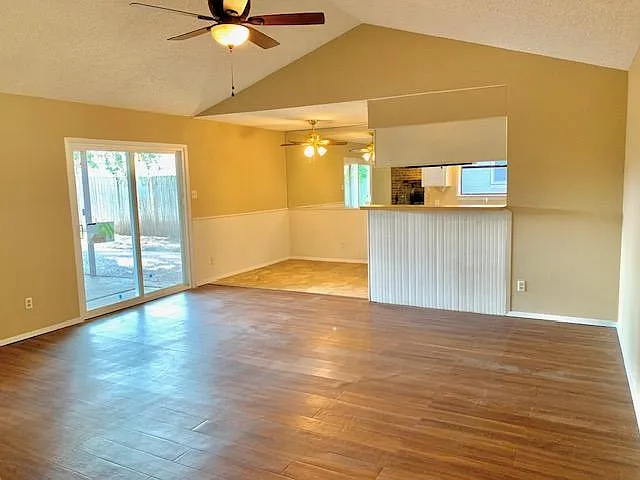 1301 N Knowles Dr — Photo 3