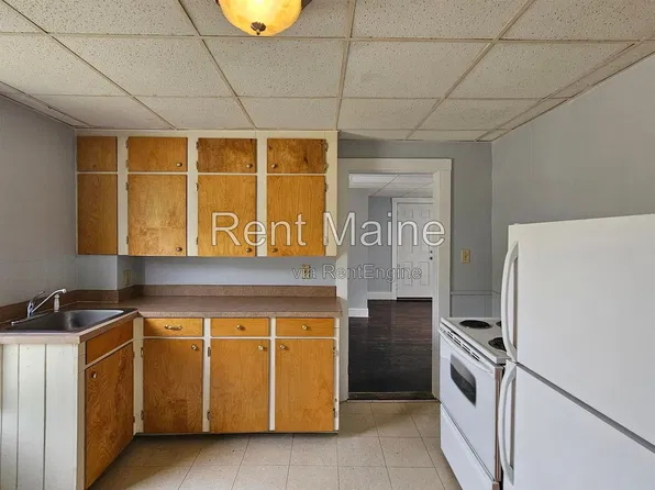 64 Elm St APT 3, Auburn, ME 04210