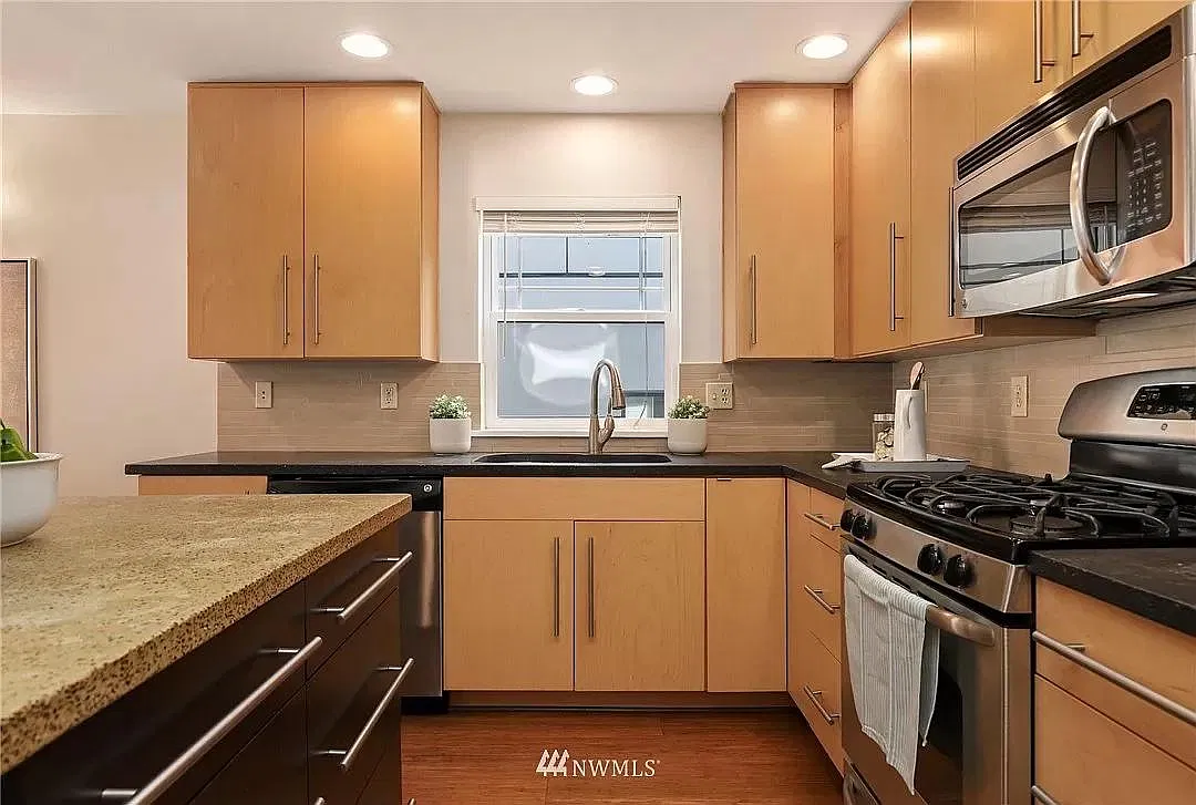 3 bed, 1364 sqft, $4,100 — Photo 3