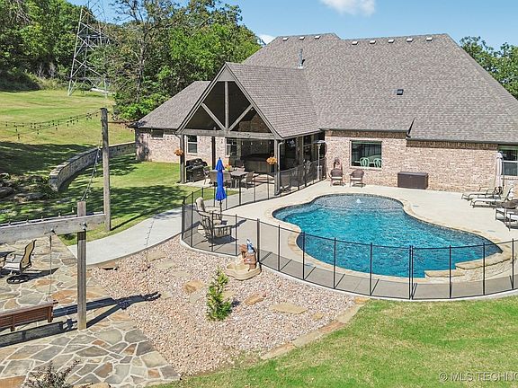 5th image of 19292 Redbud Dr