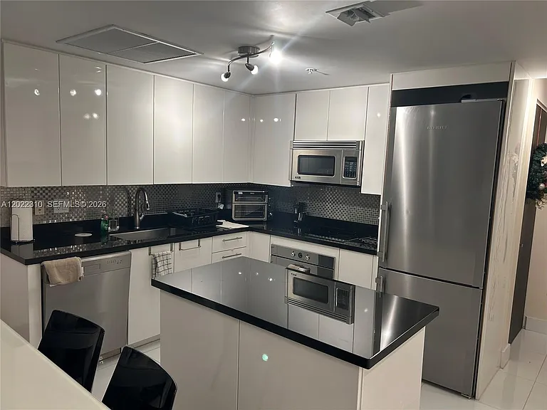 92 SW 3rd St #3703 — Photo 7