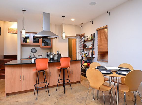 2nd image of 1060 N Hermitage Ave #2