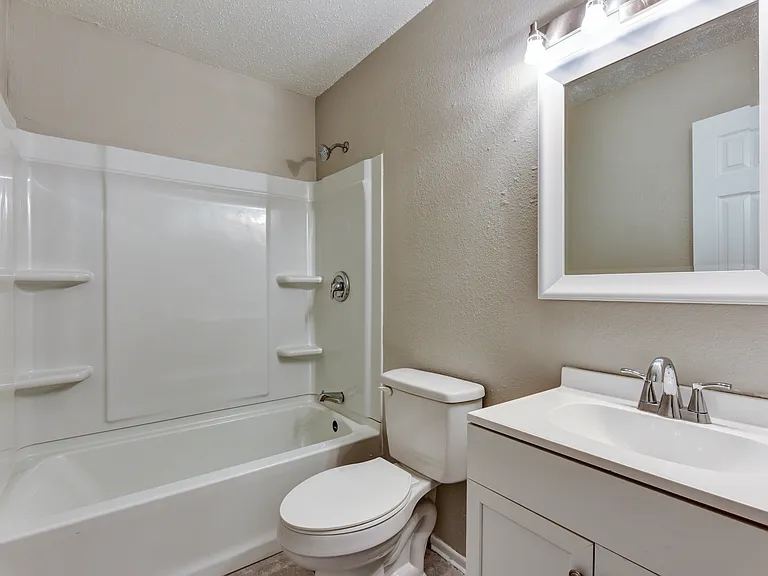 2050 S Saunders St — Photo 21