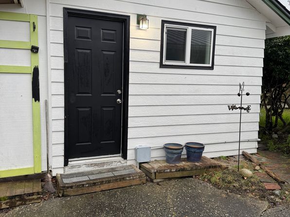 961 NW Camano Dr
