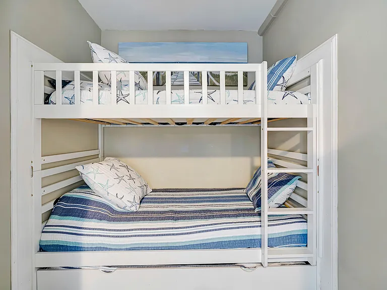 100 Beach Rd #903 — Photo 36
