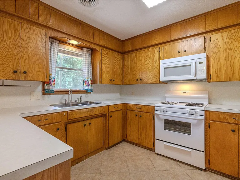 2308 Hillcrest Dr — Photo 9