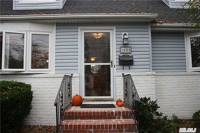 2nd image of 1655 Baker Ave