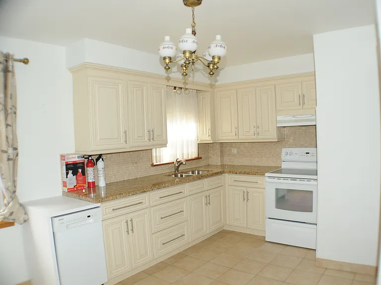 49 Algoma St — Photo 9
