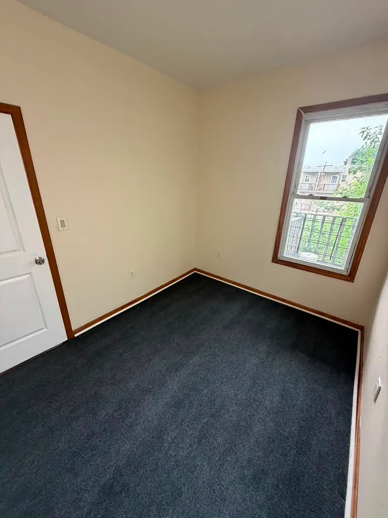 3 bed, 1000 sqft, $2,100 — Photo 3