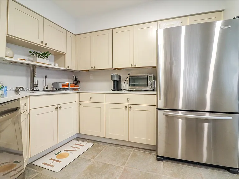 5161 Collins Ave #404 — Photo 18