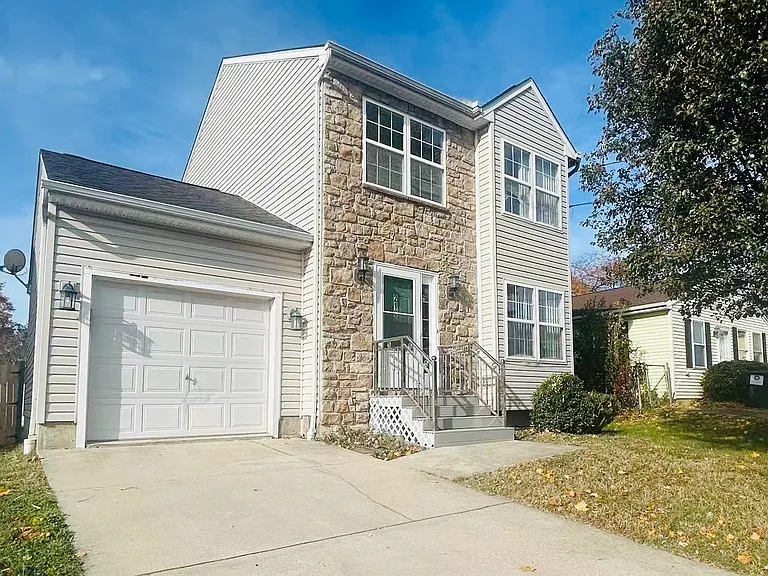 210 E Hazeldell Ave — Photo 1