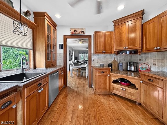 3rd image of 72 Hillcrest Rd