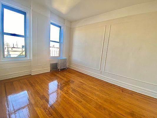 4th image of 2075 E 16th St APT 4
