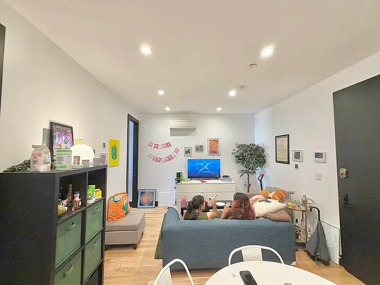 172 Suydam St #4L — Photo 8