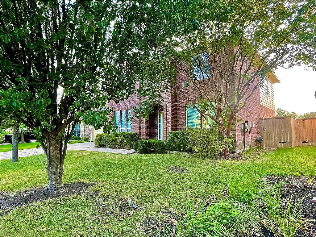 3 bed, 2.5 bath, 2470 sqft, $2,300 — Photo 2
