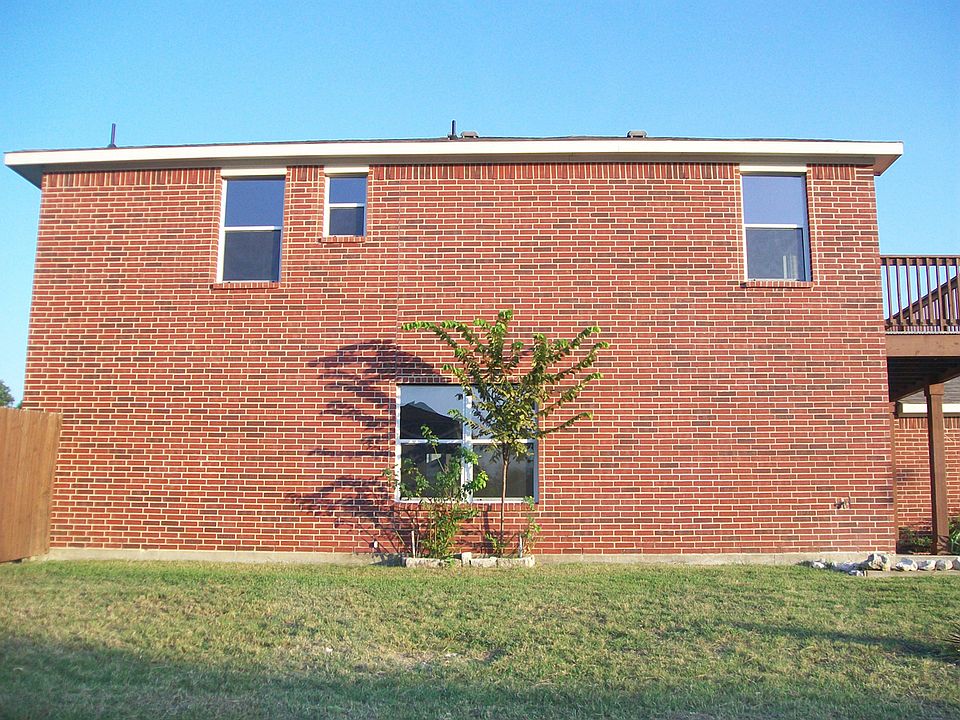 2nd image of 928 Crest Line Dr