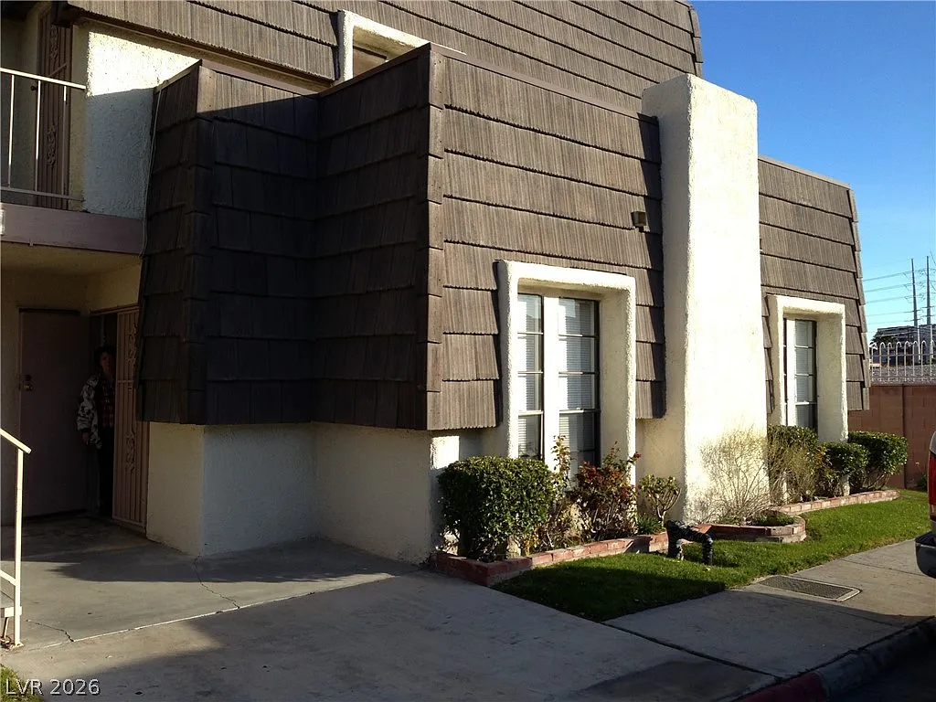 3 bed, 2.0 bath, 4885 sqft, $1,495 — Photo 3