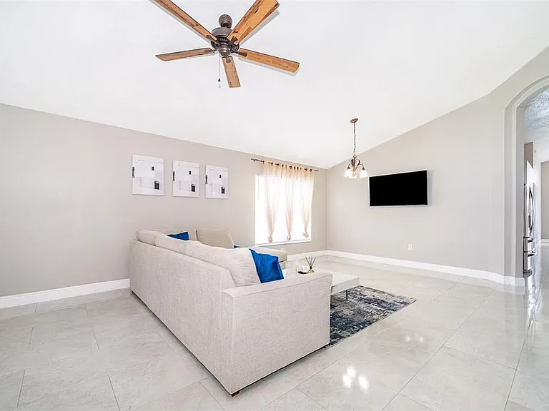 207 Langham Dr — Photo 7