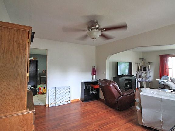 4th image of 144-144 1/2 Edwards St