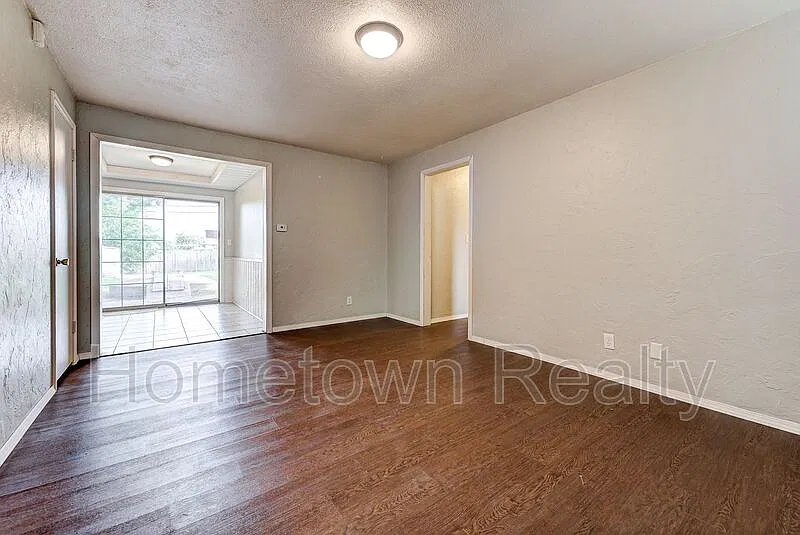 3 bed, 1.5 bath, 1291 sqft, $1,295 — Photo 2