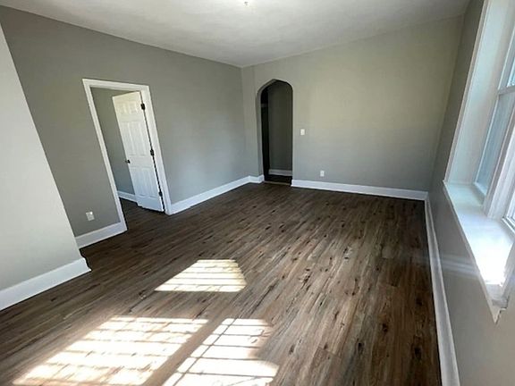 3rd image of 407 Leslie St #1