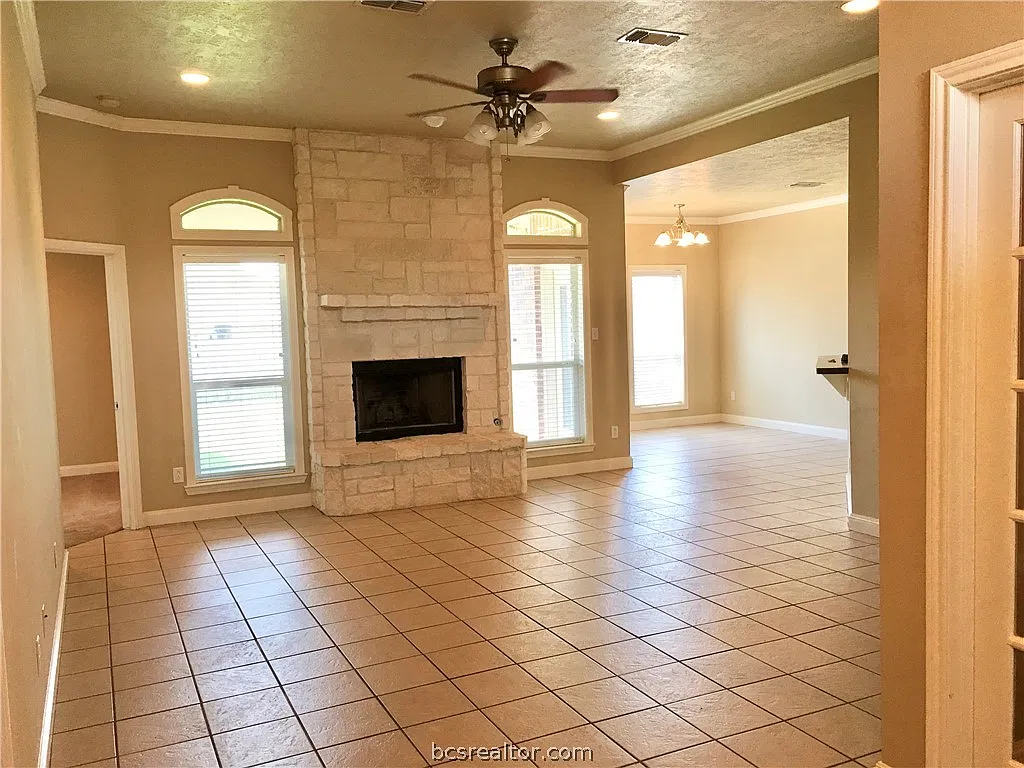 3 bed, 1705 sqft, $2,000 — Photo 2