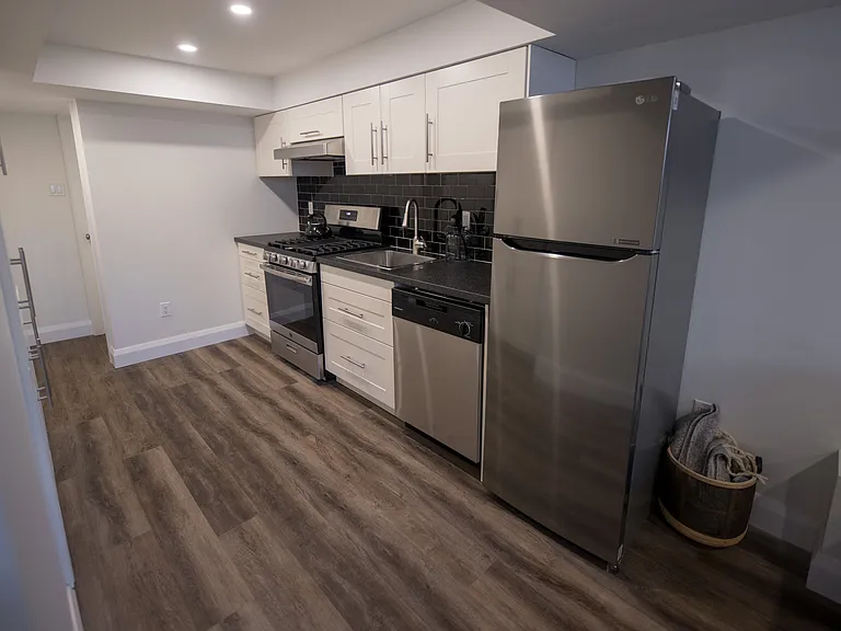 856 Bronson Ave — Photo 29