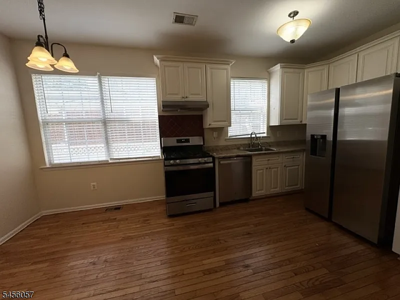 3 bed, 3.0 bath, 2197 sqft, $4,200 — Photo 3