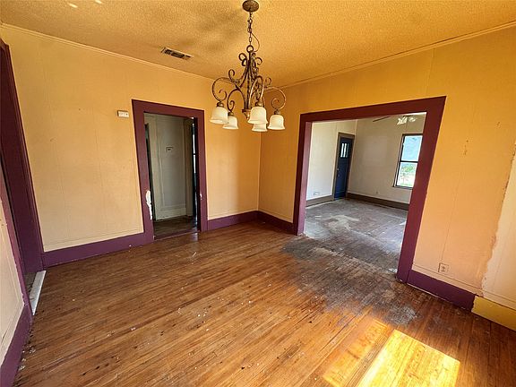 5th image of 204 Bowie St