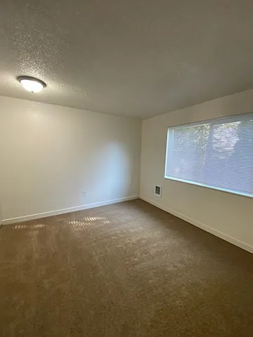 873 Manbrin Dr NE — Photo 3