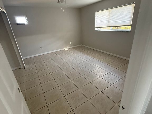 5th image of 1025 SE 12th St #201