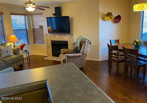2 bed, 2.0 bath, 978 sqft, $2,000 — Photo 2