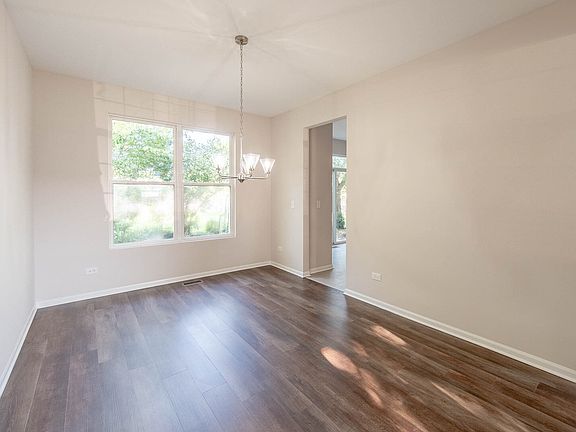 4th image of 1401 Bridgehampton Dr