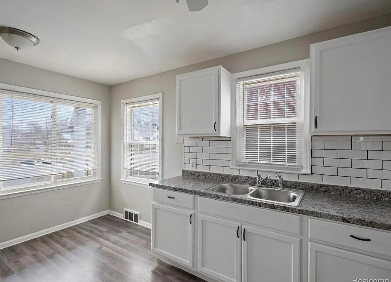 19611 Revere St — Photo 3