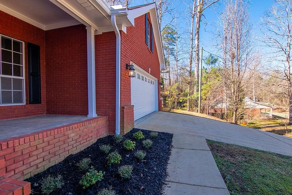 124 Brookwood Cv — Photo 2