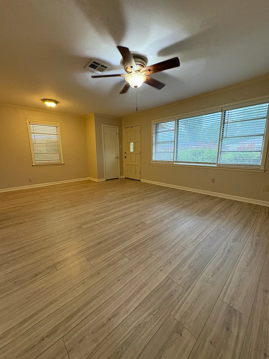 Building Photo - 4102 Parkway Dr
